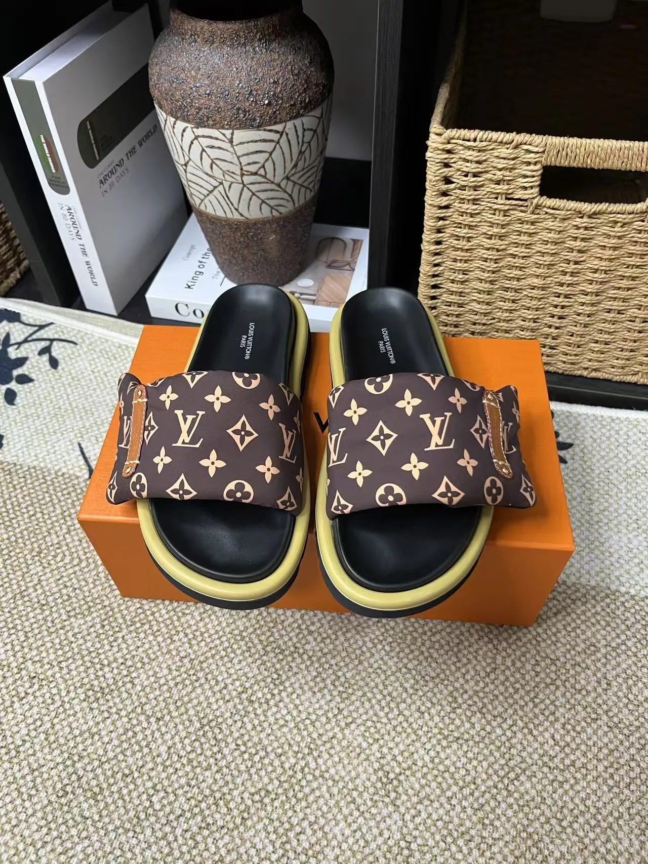 P340 yuan LV Louis Vuitton Full of high-end feel! A popular model among bloggers at home and abroad, it’s retro and fashionable, and looks stunning on your feet! Mainly recommended model on the official website★ ━━━━━ ЅᏇєєt ━━━━━ ▪️Upper: original calfskin ➕5D printing process ▪️Inner: imported mixed sheepskin ▪️Outsole: original molded foam outsole ▪️Size: Female 35-40 Men's 39-44 (women's 41 men's 45)